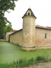 Douves et mur d’enceinte du Château d'Issan