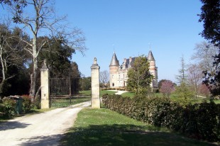 Vue sud-est du Château de Rayne-Vigneau