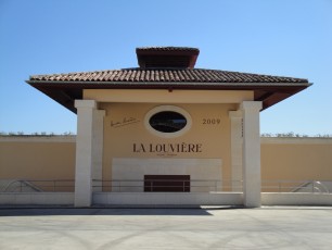 Une partie du bâtiment de chai du Château La Louvière