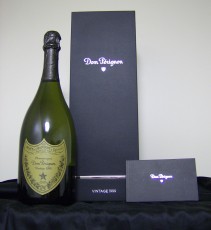 Deutsch: Eine Flasche Jahrgangschampagner (1999) Dom Perigon neben der Geschenkbox.
English: A bottle of vintage 1999 Dom Perignon, with accompanying materials.