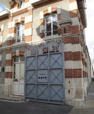 English: Entrance gate to Champagne Krug's facilities in Reims