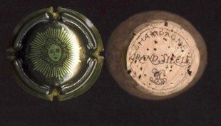 Français : Capsule de bouteille de champagne et son bouchon. Laurent Perrier cuvée Grand siècle. Image saisie au scanner.