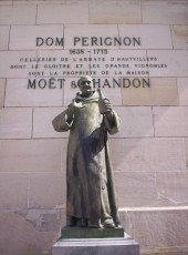 Épernay - Statue de Dom pérignon dans la cour du champagne Moët et Chandon