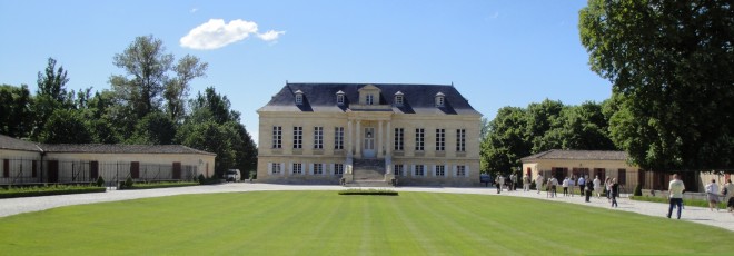 Façade principale du Château La Louvière