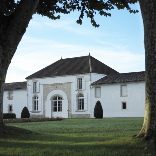 Façade du chai du Château La Tour Blanche