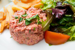 Viande rouge crue - Tartare de viande rouge: accords Mets et Vins